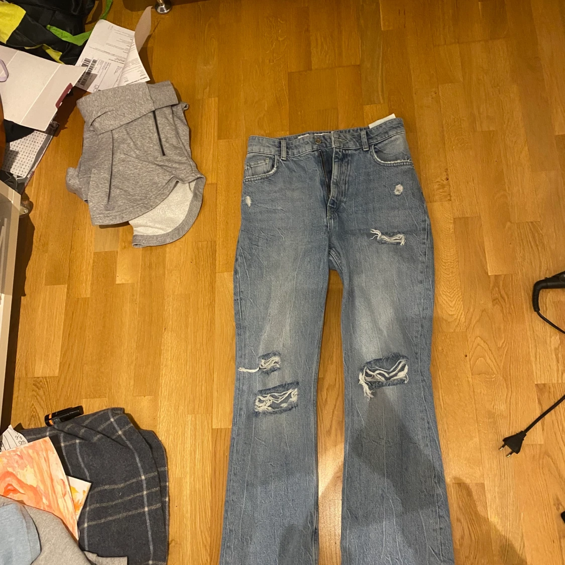 1 crocker jeans strl W:27 L:28, 1 Lee jeans W: 28 L:31, Bershka jeans strl 38 men uppsydda 2 cm.  - 91