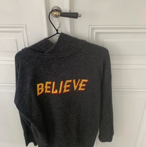 Sandro cashmere hoodie, strl 2 (s) - Snygg cashmere hoodie från Sandro i storlek small, köptes för 3500 kr och säljs för 75% mindre