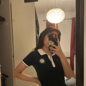 T-shirt med skjortkrage  - Säljer då det inte e min stil. Den är i väldigt bra skick och tyget är väldigt hållbart, den är mörkblå 