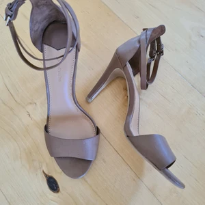 Sandaletter från Stradivarius - Nya oanvända sandaletter inköpta i Italien av märket Stradivarius i färgen beige. Med följer extra tillbehör till klack vid omklackning. Strl 38. Tidigare pris 29,95Euro. Säljer för 150kr. Säljaren står för frakten