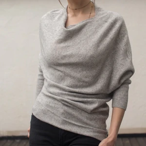 Kashmirtröja Benetton asymmetrisk S - Ljusgrå gråmelange tröja i kashmir ull från Benetton. Mjuk och behaglig. 