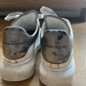 Alexander McQueen Sneakers skor - Säljer mina fina alexander mcqueen skor! Köpte dem ifrån Alexander Mcqueens egna hemsida Februari 2020! Dem är i bra skick men skosnörerna skulle mog behöva tvättas eller bytas haha. Det är en unik ”Silver Metallic” färg som dessutom inte säljs på deras hemsida längre! Man får bara ha med tre bilder men jag har äktighets bevis för dem om ni skulle vilja ha det! Köpte dem för 4 900 kr!! Stl: dam 37 1/2 