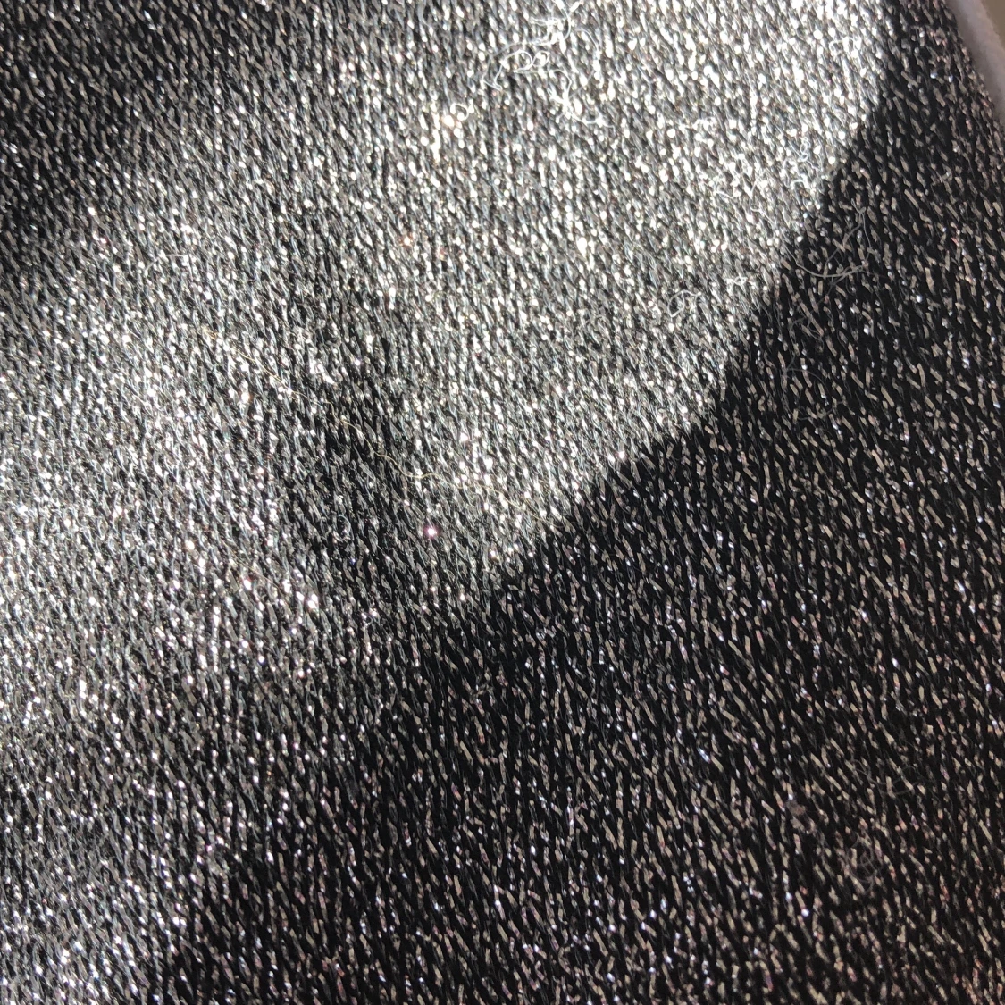 Glittriga tights med remmar på båda sidorna väldigt fina men har ingen användning för dem☺️/köparen står för frakt