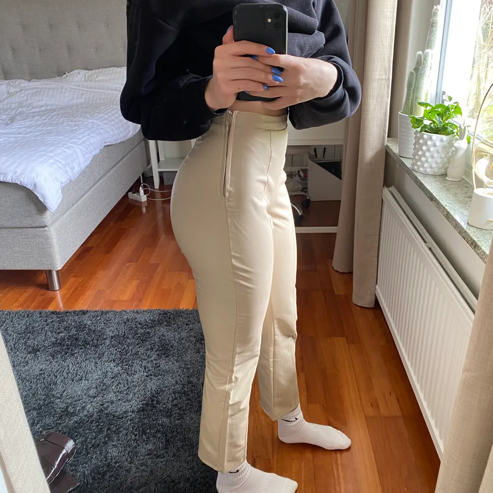 Säljer dessa byxor som tyvärr inte kommer till användning längre, perfekt beige färg. Jeans & Byxor.