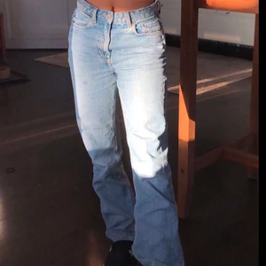 WEEKDAY JEANS - Mina SNYGGASTE baggy jeans från weekday, modellen voyage som är slutsålda❤️❤️köpta för 599kr❤️ riktigt bra skick !! köparen står för frakten❤️