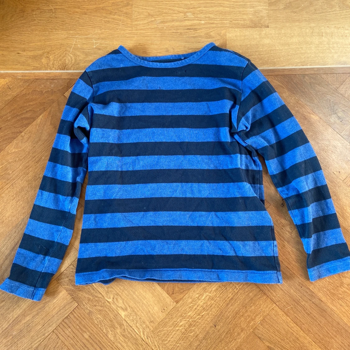 Blå randig tröja - 90