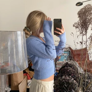 Ullkofta från Other Stories - 60+% ull-kofta/tröja från Other Stories🥶superfin o mysig men inte fått någon användning av den tyvärr, så är i nyskick!! Strl S passar mig perfekt som är 1,68-69 och bär 34-36 i överdelar. Vid många intresserade blir det budgivning. Köp direkt för 300