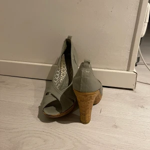 Klackskor  - Säljer dessa klackar från denim dept. Fick dem i present från USA, fint skick på dem. Storlek: 39. Pris kan diskuteras. För mer information kontakta mig gärna😊