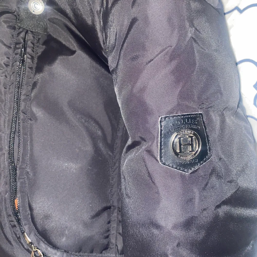 litet hål på insidan vid fickan men fickan är inte skadad, i väldigt bra skick annars och använt en vinter. Jackor.