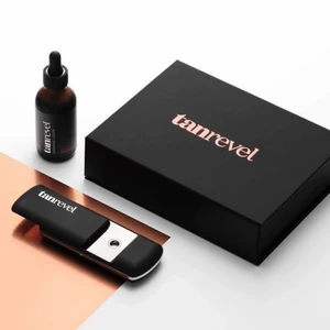 Tanrevel  - Denna produkt är helt magisk och gör dig sol brun som om du varit på semester, jag har både original färgen och luxury dark dock är ingen av dem oöppnade🤍 maskinen funkar utmärkt och jag säljer den då den inte kommer till användning🤍 ger ett så fräscht o fint resultat🤍 ny pris 800kr + 300kr (extra refill) 1200kr säljer nu för endast 500kr flera frågor o bilder kommrt privat🤍