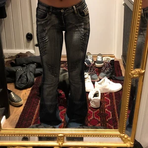 Lågmidjade bootcut jeans med paljetter - As snygga lågmidjade bootcut jeans med paljetter på fickorna och låren! Jätte bra passform. Storlek xs/s. Bud från 300kr. Budat är budat och går ej att ta tillbaks. Screenar varje bud så överbjudande får bevis på att buden är äkta!🎄 