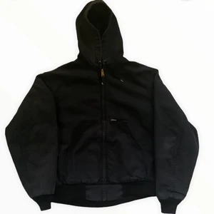 ettresex carhartt work jacket svart  - svart carhartt workjacket köpt från etttresex men säljs nu för jag tappade intresset för den (OBS skador kom privat för mer bilder ) 