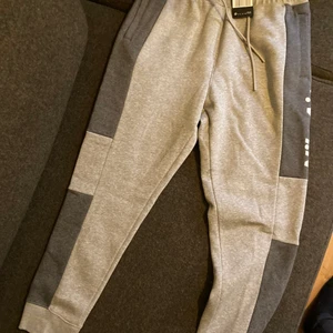 Nike sweatpants Strl M herrstorlek - Nike mjukisbyxor sweatpants herr strl M grå/mörkgrå Helt NYA med tag, standard fit/taper leg/regular length