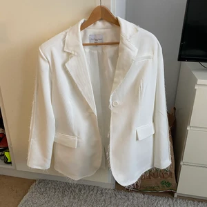 Angelica Blick Blazer strl 36 - Jag säljer nu denna fina blazer från Angelica Blicks kollektion från Nakd! Aldrig använd, bara testad!