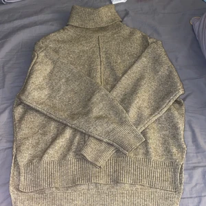 ”Polohoodie” - Använd 2 gånger och som ny. Buss gärna och frakt pris kan tas reda på. Passar även andra beroende hur man vill att den ska sitta.