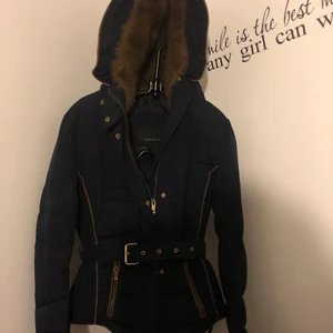 Vinterjacka Zara - Vinterjacka med bälte från Zara, mycket bra skick. Bara att skicka meddelande om fler bilder önskas. Kan skickas eller mötas i Malmö 
