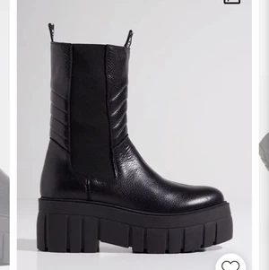 STEVE MADDEN PLATFORMS - Platåboots från Steve madden stl 39. Använda två ggr typ. Svinsnygga. Så sköna!!!