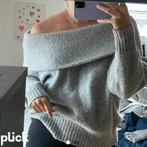 Stickad offshoulder tröja - Stickad tröja från hm, (första bilden är lånad, säljer samma fast mörkgrå som på andra bilden). Pris: 130kr +frakt 66kr❣️