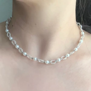 Pärlhalsband - Nu finns det att köpa detta sjukt vackra halsbandet! Handgjort och är ca 40-47cm. Det tillkommer en förlängningskedja. Sjukt fint och passar till nästan allt! Frakt tillkommer på 13kr❤️