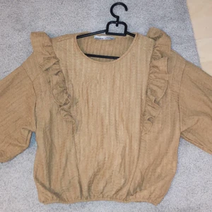 PULL&BEAR blus - Jättefin blus från PULL&BEAR med sköna luftiga armar till när det är lite varmare. Så gulliga vollanger på framsidan och nästintill oanvänd-skulle säga att den passar någon i storlek S eller xs perfekt. Den kostar 60kr+frakt.