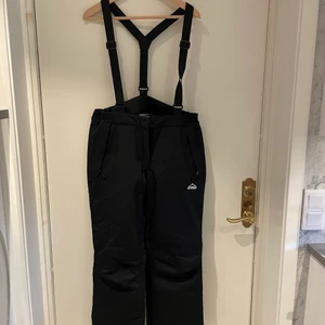 Oanvända skidbyxor McKinley - Oanvända då de är för små. De är svarta och har hängslen! 