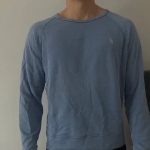 Ralph Lauren tröja - Hjälper min kille att sälja lite kläder som blivit för små. Jätte fin tröja, färgen är mest lik på bild 2. Självklart äkta, köparen står för frakt☺️