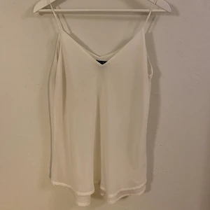 Vit fin-linne - lyxigt material och har innerfoder i samma material Helt felfri