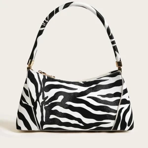 Väska - Väska i zebramönster☺️ frakt tillkommer