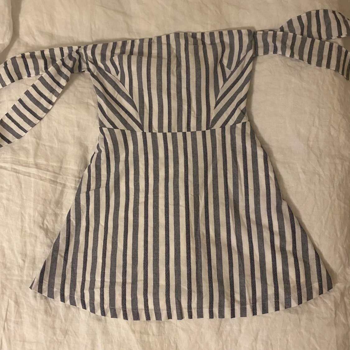 Randig strapless klänning