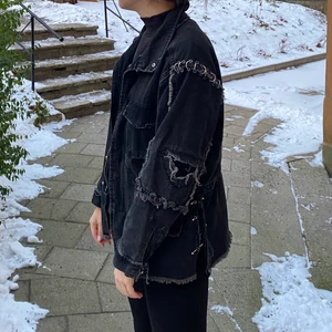 Snygg jeansjacka Zara - Säljer en fin jeansjacka från Zara. Snygga detaljer som ger din outfit det lilla extra! Storlek S men den passar också mig som har M (se bild). :)