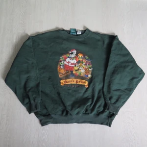 grön sweatshirt - Grön sweatshirt med graphic print jultema strl M. Passar bra som oversize om man har mindre strl :) 66 kr spårbar frakt.  Skicka meddelande vid frågor/fler bilder!  Notera att små defekter kan finnas då den inte är ny. Större brister nämns tydligt i annonsen/visas på bild. OBS! Bud är bindande!!!!!!! 