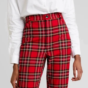 Rödrutiga Monki-byxor i S/36 - Monki-byxor i 36 som är röda och rutiga och superfina - enbart använda av mig 2 ggr men de är för små nu 🦋 perfekt fit som kostymbyxor och fina till vintern och jul 🎄 möts i Solna/centrala Stockholm/Uppsala eller fraktar gärna 🌞