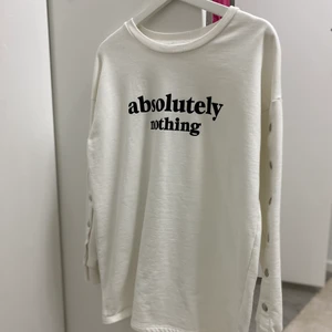 oversiz hoodie  - Säljer finna fina oversiz hoodie från Spanien. Är super skön och trendig. Med ett var skinbyxor med slits och färgade skor 👌🏼. 