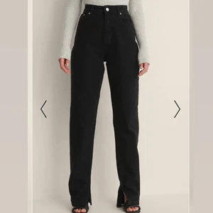 svarta jeans med slits - ännu en gång har kära jag överskattat min längd å tänkt att jag skulle va lång nog för dessa fantastiskt snygga jeans.  original priset är 399kr, säljer för 200kr (+80kr frakt). de är helt nya, med prislappen kvar och allt. har slits ned till.  de är i storlek 34, skulle dock säga att de sitter mer som 36. passar dig som är runt 170cm.  skriv för fler bilder.