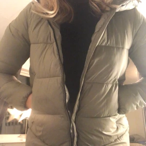 Jacka - Super skön grön jacka. Storlek xs (men skulle säga att den är xs - m beroende på hur man vill att den ska sitta💚