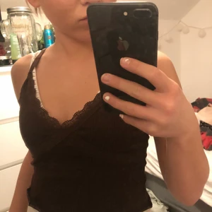 Brunt v-ringat linne - Säljer mitt fina bruna v-ringade linne eftersom att det inte kommer till använding. Bra skick