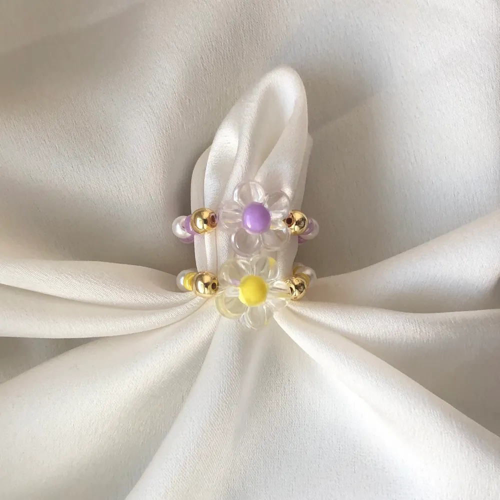 Jättesöta små blomringar! Finns i gul och lila färg att välja mellan! Dessa är i storlekarna 17-18mm. Jag kan även ordna ringarna i andra storlekar. Frakt tillkommer på 13kr 💜💛. Accessoarer.