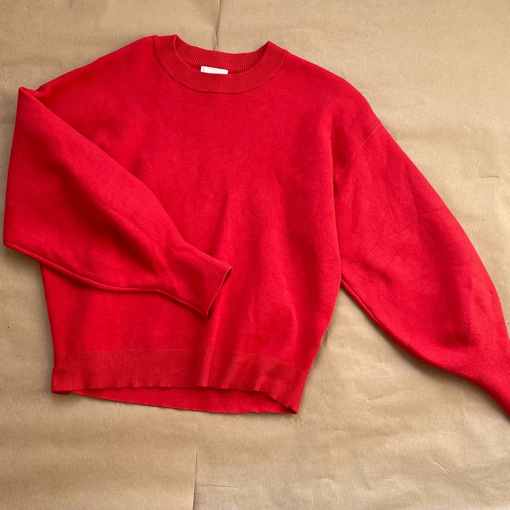 Trendig och jätte bekvämt röda tröja. Perfekt för vintern.. Toppar.