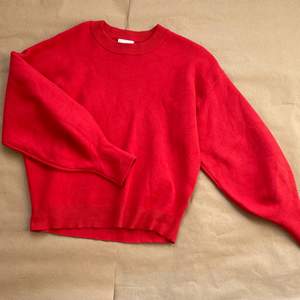 Trendig och jätte bekvämt röda tröja. Perfekt för vintern.