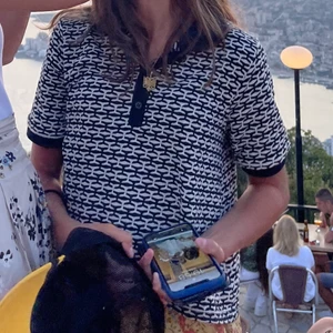 Zara tröja  - Säljer denna tröja från zara, köpt för ungefär 250kr säljer för 150. Den är i jätte bra skick och har knappt använt. Buda över 150kr+frakt❤️