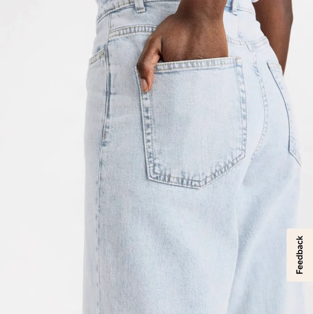 Säljer dessa ”Hanna” jeans från Lindex 🤍 går ända ner till fötterna på mig som är ca 160. Jeans & Byxor.