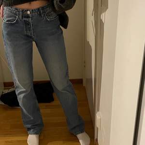 raka jeans från zara, strl 38 ❤️‍🩹 endast använda några få gånger, fint skick!