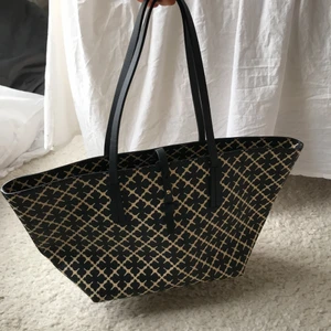 Malene birger väska  - Malene birger väska i lilla modellen ”gretah”. Väldigt ovanlig modell. Dustbag medföljer. 