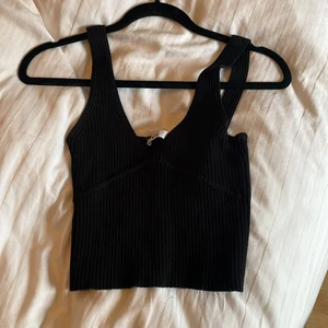 Ribbstickad croptop - Rinbstickad croptop knappt använd. 