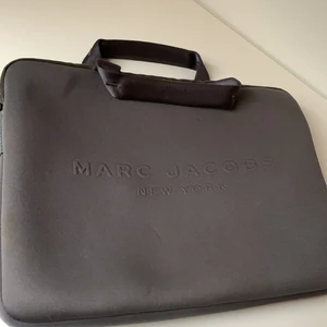 marc jacobs datorfodral  - ett grått datorfodral med silverdetaljer från marc jacobs 🆒  använder sällan så där av säljer jag det! bra kvalité, sjukt snyggt, ser helt oanvänt ut och är äkta🤩 35 cm långt så passar till alla laptops!! mötas eller skickas, frakt-sätt kan bytas om köparen skulle önska :)
