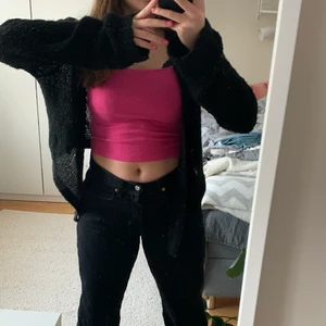 Svart stickad kofta - Superfin svart kofta från NA-KD som blir längre vid ändarna framtill. Lång och vid i armarna och passar jättefint till ett linne under och jeans! Skönt och lurvigt material som inte sticks! Kontakta vid intresse eller för mer info/bilder❄️