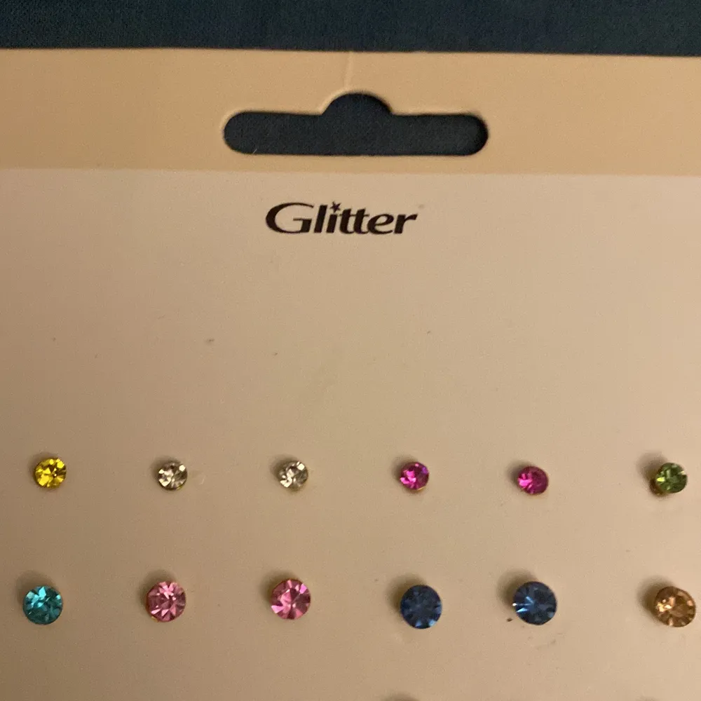 Fina örhängen i olika färger från glitter som jag nt använder längre. Det finns 13 par kvar som jag aldrig använt (ny pris 129)❤️. Accessoarer.