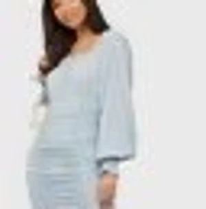 NELLY klänning oanvänd prislapp kvar - Helt ny klänning från NELLY, aldrig använd och prislappen sitter kvar. Nypris 499