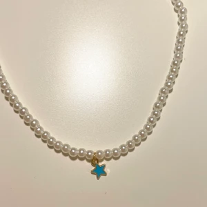 Pärlhalsband med stjärnberlock💫💙 - Egengjort pärlhalsband med en blå stjärnberlock. 💙 24kr för frakten 🤍