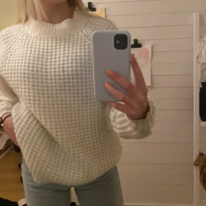 Stickad tröja  - Vit stickad tröja i stl xs men passar mest s💕 frakt tillkommer 